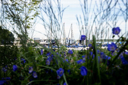 045 Appartement met Havenzicht, gelegen aan het Sneekermeer