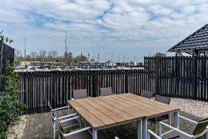 050 Appartement met Havenzicht, gelegen aan het Sneekermeer