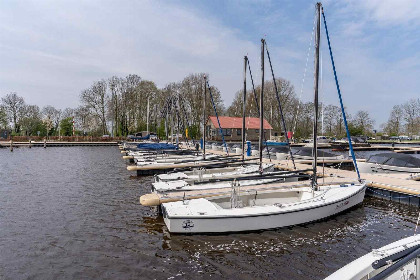 052 Appartement met Havenzicht, gelegen aan het Sneekermeer