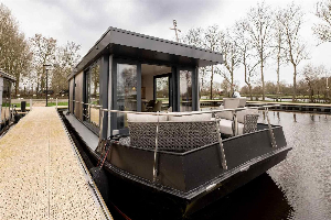 Houseboat voor 4 personen met uitzicht op het Sneekermeer