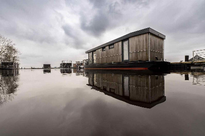 010 Houseboat voor 4 personen met uitzicht op het Sneekermeer