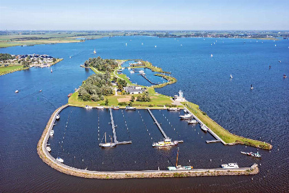 011 Houseboat voor 4 personen met uitzicht op het Sneekermeer