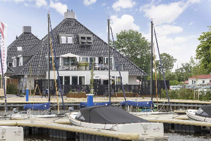 001 Prachtig en luxe 2 persoons appartement aan het Sneekermeer