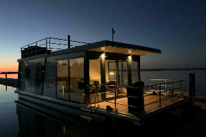 Prachtig gelegen 4 persoons house boat aan het Sneekermeer in Friesland