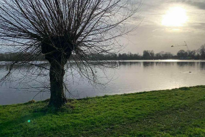 002 Prachtig gelegen 4 persoons house boat aan het Sneekermeer in Friesland