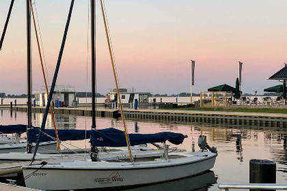 004 Prachtig gelegen 4 persoons house boat aan het Sneekermeer in Friesland