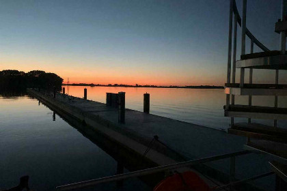 008 Prachtig gelegen 4 persoons house boat aan het Sneekermeer in Friesland