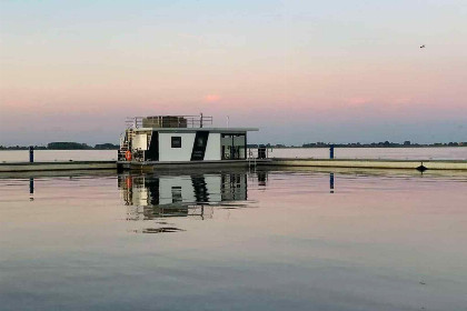 015 Prachtig gelegen 4 persoons house boat aan het Sneekermeer in Friesland