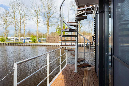 008 Prachtig gelegen 4 persoons houseboat aan het Sneekermeer in Friesland