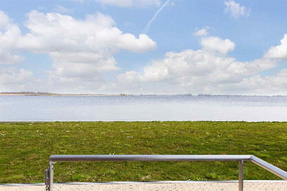 012 Prachtig gelegen 4 persoons houseboat aan het Sneekermeer in Friesland