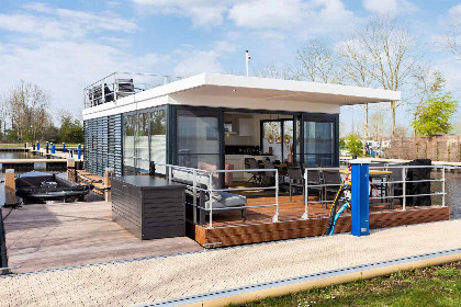 013 Prachtig gelegen 4 persoons houseboat aan het Sneekermeer in Friesland