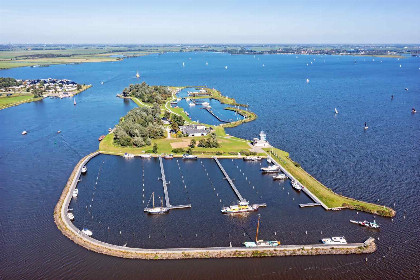 014 Prachtig gelegen 4 persoons houseboat aan het Sneekermeer in Friesland