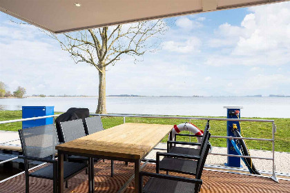 017 Prachtig gelegen 4 persoons houseboat aan het Sneekermeer in Friesland