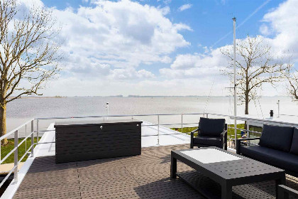 018 Prachtig gelegen 4 persoons houseboat aan het Sneekermeer in Friesland