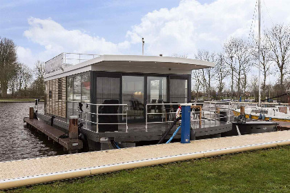 007 Prachtig gelegen 4 persoons houseboat, met dakterras, aan het Sneekermeer in Friesland