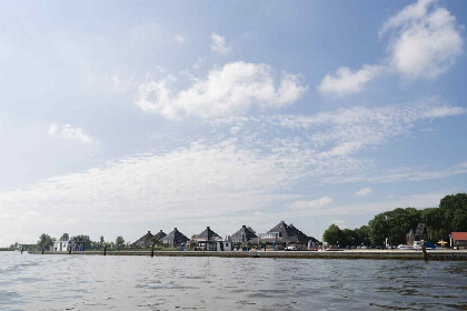 008 Prachtig gelegen 4 persoons houseboat, met dakterras, aan het Sneekermeer in Friesland