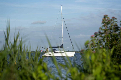 009 Prachtig gelegen 4 persoons houseboat, met dakterras, aan het Sneekermeer in Friesland