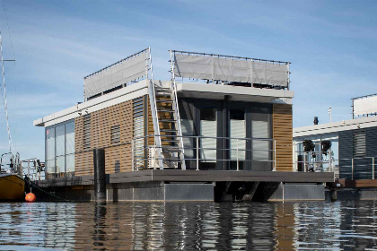 012 Prachtig gelegen 4 persoons houseboat, met dakterras, aan het Sneekermeer in Friesland