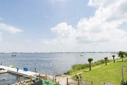 017 Prachtig gelegen 4 persoons houseboat, met dakterras, aan het Sneekermeer in Friesland