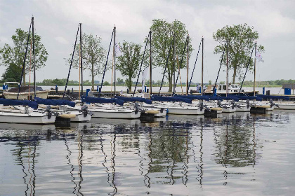 018 Prachtig gelegen 4 persoons houseboat, met dakterras, aan het Sneekermeer in Friesland