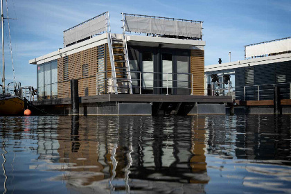 020 Prachtig gelegen 4 persoons houseboat, met dakterras, aan het Sneekermeer in Friesland