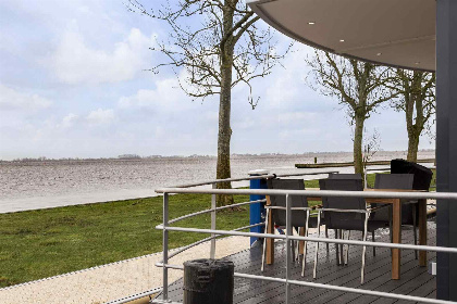 026 Prachtig gelegen 4 persoons houseboat, met dakterras, aan het Sneekermeer in Friesland