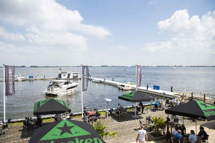 027 Prachtig gelegen 4 persoons houseboat, met dakterras, aan het Sneekermeer in Friesland