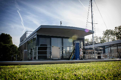 029 Prachtig gelegen 4 persoons houseboat, met dakterras, aan het Sneekermeer in Friesland