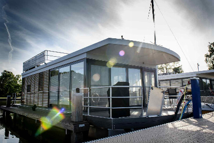 030 Prachtig gelegen 4 persoons houseboat, met dakterras, aan het Sneekermeer in Friesland