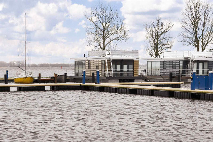 037 Prachtig gelegen 4 persoons houseboat, met dakterras, aan het Sneekermeer in Friesland