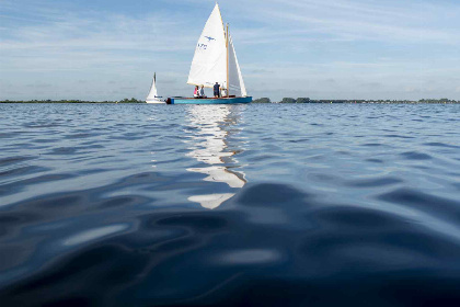 039 Prachtig gelegen 4 persoons houseboat, met dakterras, aan het Sneekermeer in Friesland