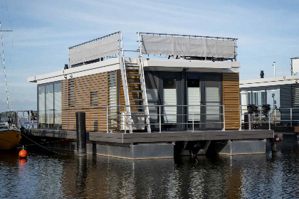 040 Prachtig gelegen 4 persoons houseboat, met dakterras, aan het Sneekermeer in Friesland