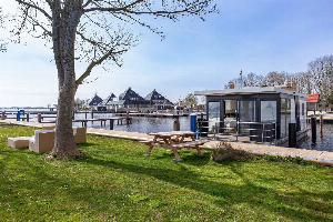 Prachtig gelegen 4 persoons houseboat, met tuin, aan het Sneekermeer in Friesland