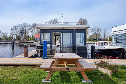 001 Prachtig gelegen 4 persoons houseboat, met tuin, aan het Sneekermeer in Friesland