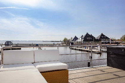 007 Prachtig gelegen 4 persoons houseboat, met tuin, aan het Sneekermeer in Friesland