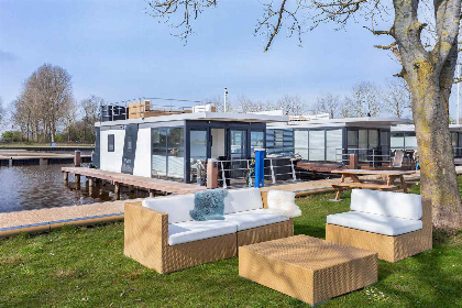 008 Prachtig gelegen 4 persoons houseboat, met tuin, aan het Sneekermeer in Friesland