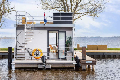 015 Prachtig gelegen 4 persoons houseboat, met tuin, aan het Sneekermeer in Friesland