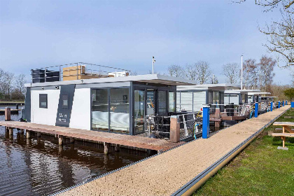 016 Prachtig gelegen 4 persoons houseboat, met tuin, aan het Sneekermeer in Friesland