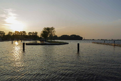 017 Prachtig gelegen 4 persoons houseboat, met tuin, aan het Sneekermeer in Friesland