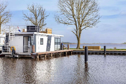 027 Prachtig gelegen 4 persoons houseboat, met tuin, aan het Sneekermeer in Friesland