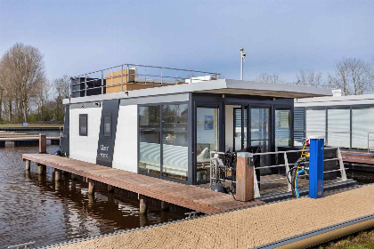 031 Prachtig gelegen 4 persoons houseboat, met tuin, aan het Sneekermeer in Friesland