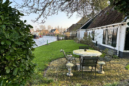 002 Historische vakantieboerderij voor 6 personen aan het water in Terherne