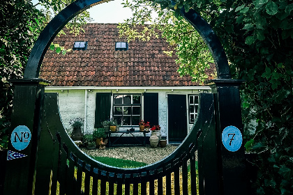 003 Historische vakantieboerderij voor 6 personen aan het water in Terherne