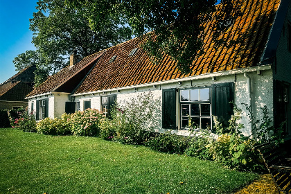 005 Historische vakantieboerderij voor 6 personen aan het water in Terherne