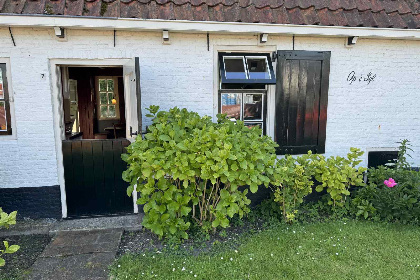 010 Historische vakantieboerderij voor 6 personen aan het water in Terherne