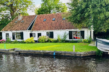 011 Historische vakantieboerderij voor 6 personen aan het water in Terherne