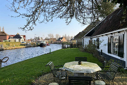 020 Historische vakantieboerderij voor 6 personen aan het water in Terherne