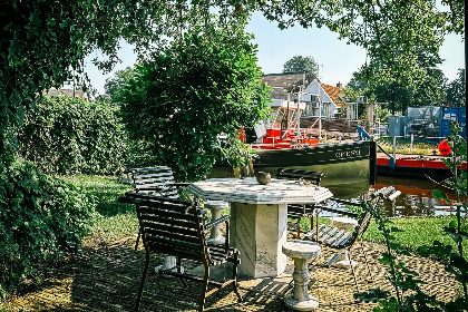 021 Historische vakantieboerderij voor 6 personen aan het water in Terherne