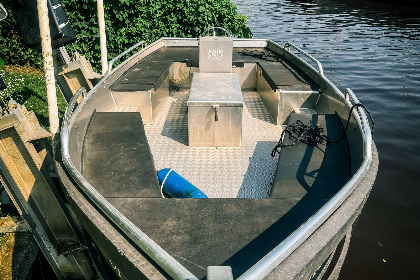 026 Historische vakantieboerderij voor 6 personen aan het water in Terherne