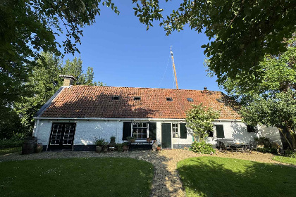 027 Historische vakantieboerderij voor 6 personen aan het water in Terherne